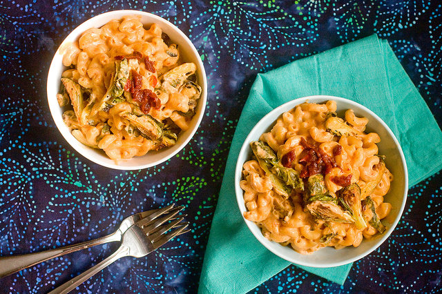 Приготовления Chipotle Mac & Cheese с жареной брюссельськой капустой фото рецепта Фото рецепт Chipotle Mac & Cheese с жареной брюссельськой капустой как приготовить