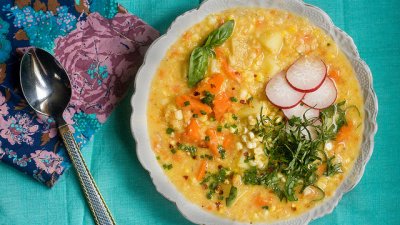 Кукурузный суп с базиликом и зеленым луком