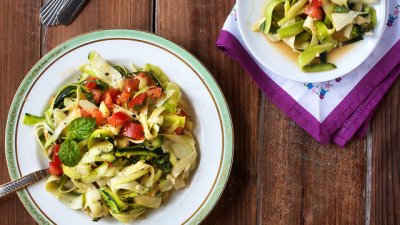 Салат из чесночных цукини ленточкками