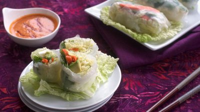 Рисовые роллы с красным Карри и ореховым соусом
