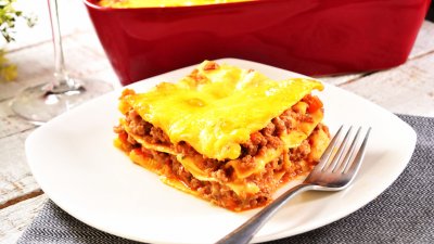 Лазанья с говядиной и соусом бешамель