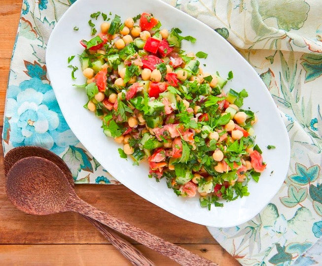 Салат с нутом, помидорами и огурцами - рецепт с фото пошагово