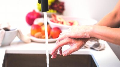 Используйте мыло перед водой, чтобы очистить жирные руки