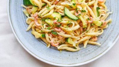Паста с креветками и кабачками
