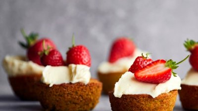 Фисташковые губки с нежной сырной глазурью и клубникой
