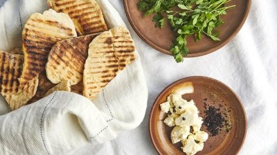 Домашние лепешки с мягким сыром, травами и булочкой