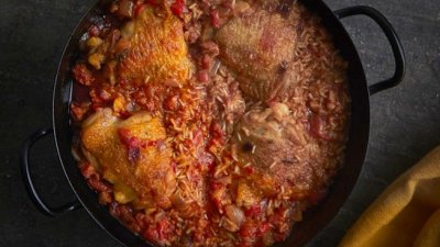 Курица, чоризо и рисовая выпечка