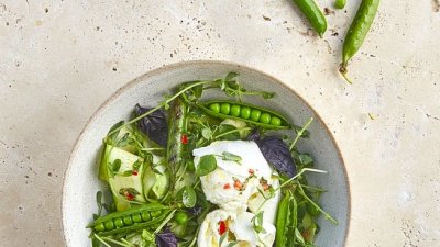 Салат из жареного гороха, кабачка и моцареллы