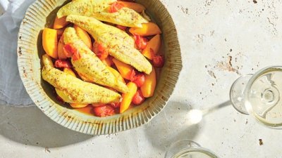 Рыбный картофельный противень с помидорами и шафраном