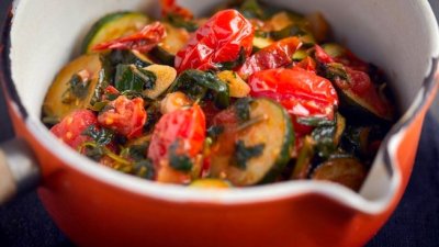 Соус с ломтиками цуккини и томатной пасты