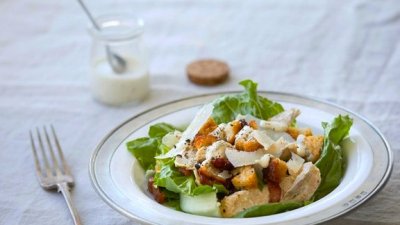 Салат Цезарь с цыпленком