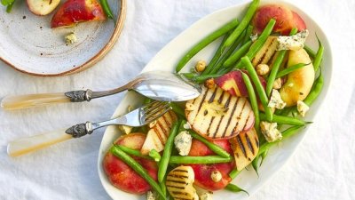 Салат из персика, фасоли и сыром с плесенью