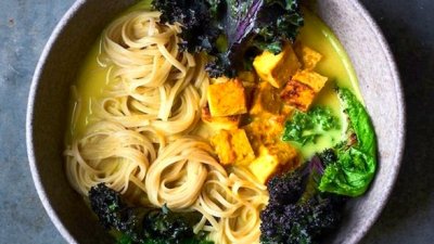 Кале Мисо Рамэн с куркумой