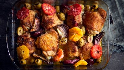 Жареная курица с кроваво-апельсиновыми и зелеными оливками