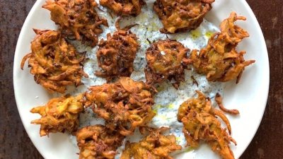 Лук Бхаджи из квашеной капусты
