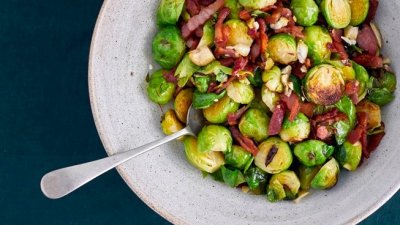 Жареная брюссельская капуста с беконом и каштанами