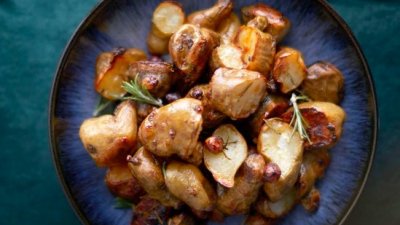 Топинамбур с розмарином, медом и фундуком