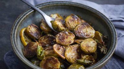 Жареная брюссельская капуста с лимоном и чили