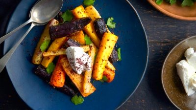 Пряная жареная радужная морковь с козьим сыром