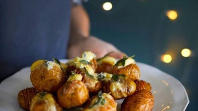 Картофель по-хасселбекски с голубым сыром и хрустящим шалфеем