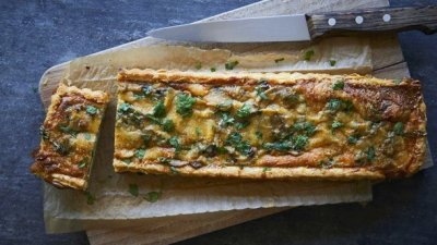 Пирог с грибами и грюйерами