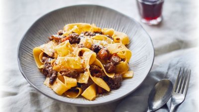 Говядина с макаронами и овощами