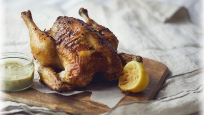 Жареная курица с травяным соусом
