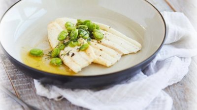 Камбала с бобами и укропом