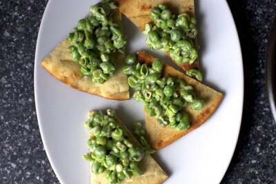 дробленый горох с копченой кунжутной заправкой