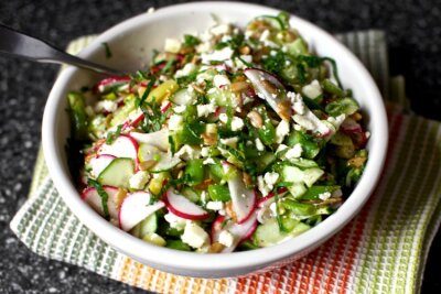нарезанный салат с фетой, лаймом и мятой
