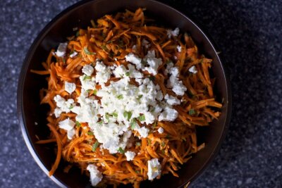салат из моркови с хариссой, фетой и мятой