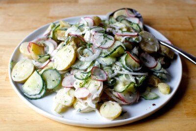 салат из маринованного картофеля и маринованных огурцов