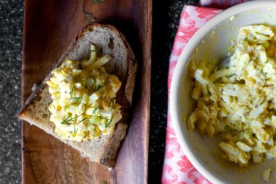 яичный салат с маринованным сельдереем и грубым дижоном