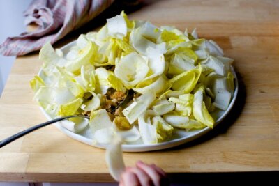 салат из эндивия с обжаренными сухарями и грецкими орехами