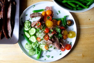 стейк с чесноком и лаймом и салат с лапшой