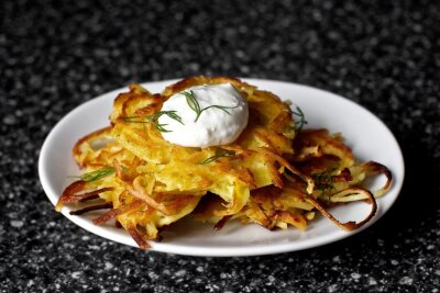 латкес из пастернака с хреном и укропом