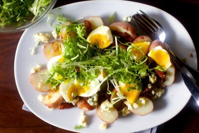 картофель с мягкими яйцами и беконом винегрет