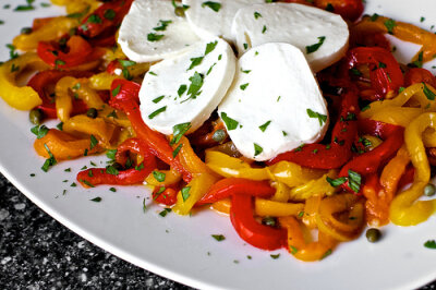 запеченный перец с каперсами и моцареллой