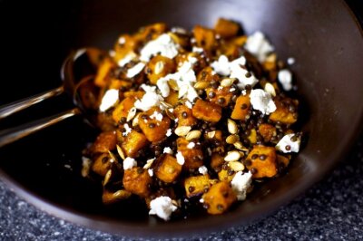 острый салат из тыквы с чечевицей и козьим сыром