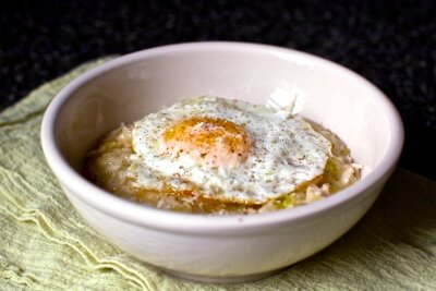 ризотто с беконом, яйцом и луком-пореем