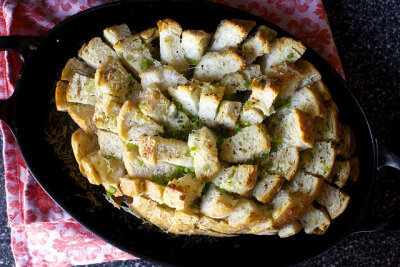 чесночный праздничный хлеб с сыром и зеленью