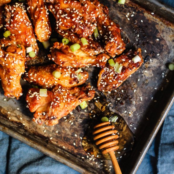 Приготовления Хрустящие запеченные куриные крылышки с пряным медом + 10 полезных футбольных закусок фото рецепта Фото рецепт Хрустящие запеченные куриные крылышки с пряным медом + 10 полезных футбольных закусок как приготовить